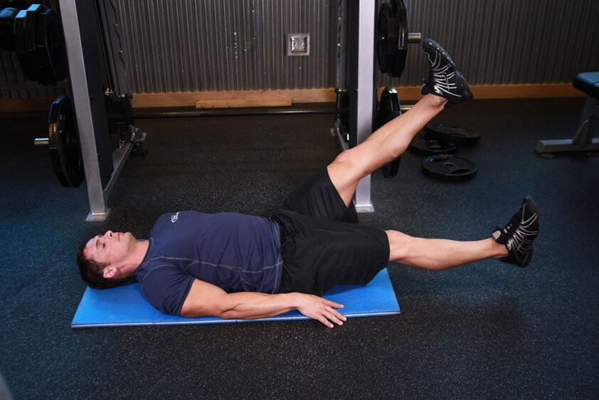 Prostatitli bir adam spor salonunda egzersiz yapar