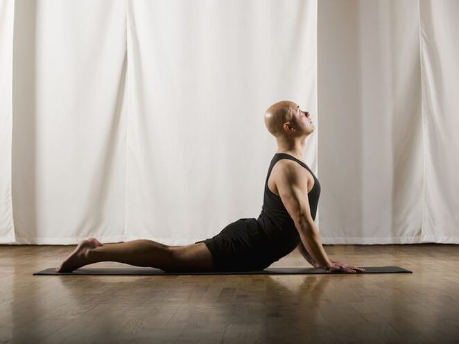 Prostatitli bir adam yoga ile uğraşıyor