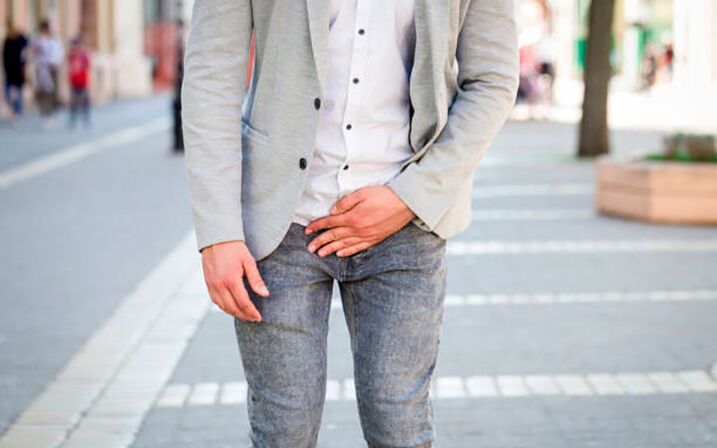 Bir adam prostatitin hoş olmayan semptomlarından endişe ediyor