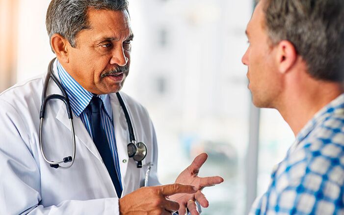 Ürologda prostatit olan bir adam