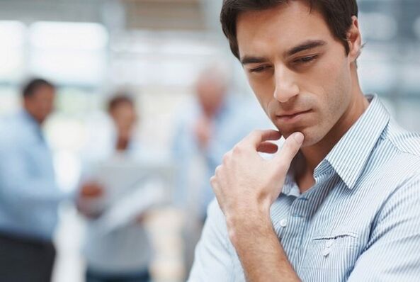 bir adam bakteriyel prostatit tedavisini düşünüyor