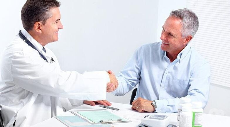 Ürolog, bir erkeğe prostatit için etkili bir tedavi yöntemi önerir. 