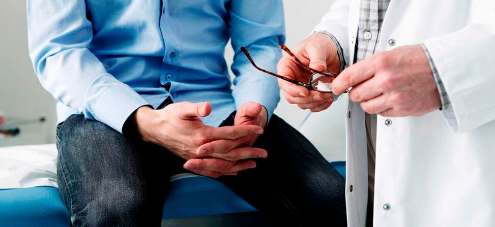Prostatit belirtileri olan bir erkeğin tedavi için bir üroloğa başvurması gerekir. 